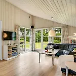 Adrienne - 240m From The Sea By Interhome הירטסהלס